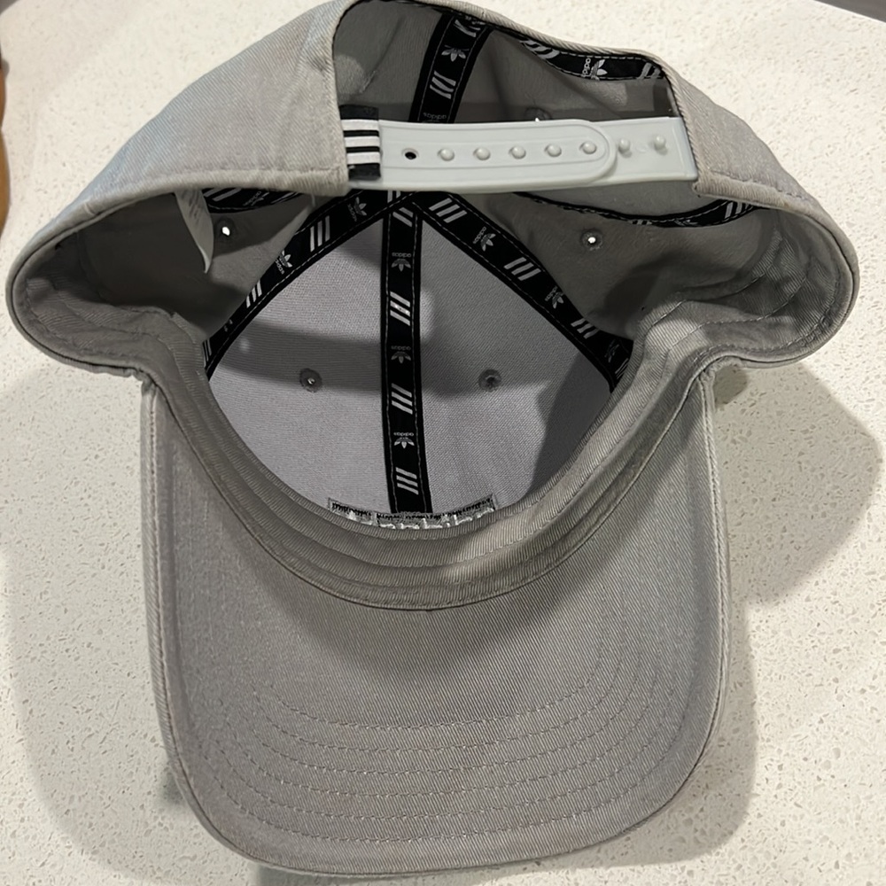 Adidas SnapBack - Picture 3 of 4